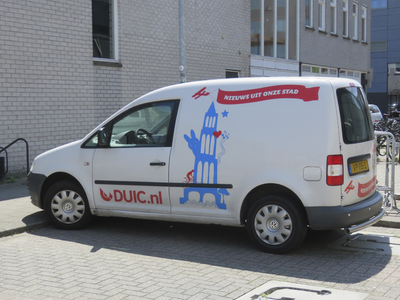 908382 Afbeelding van het bestelbusje van het nieuwsplatform DUIC, geparkeerd bij het kantoor op de Helling te Utrecht.